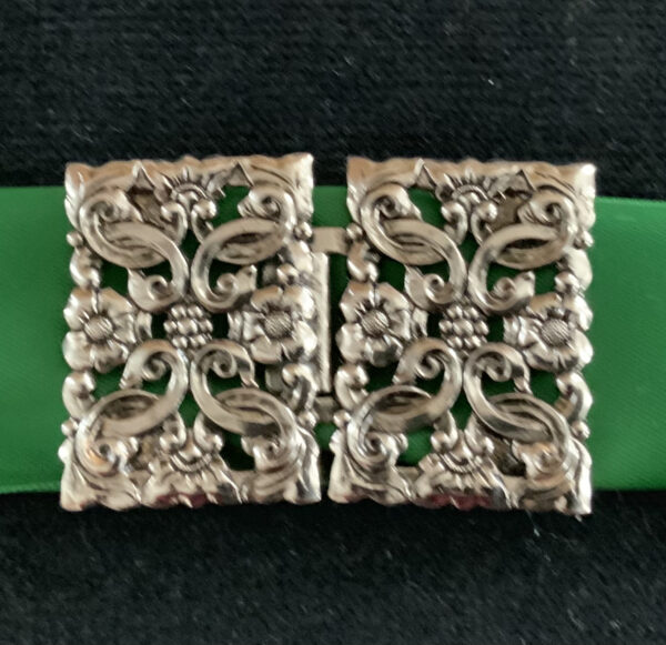 Schürzenschließe eckig metall