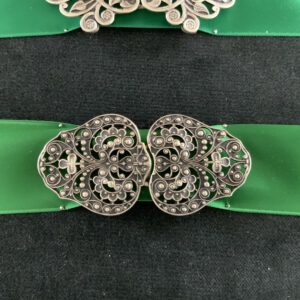 Schürzenschließe metall hell