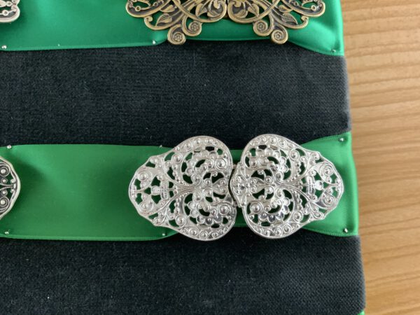 Schürzenschließe metall hell