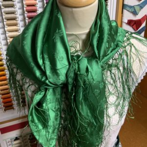 Seidentuch grün mit langen Fransen